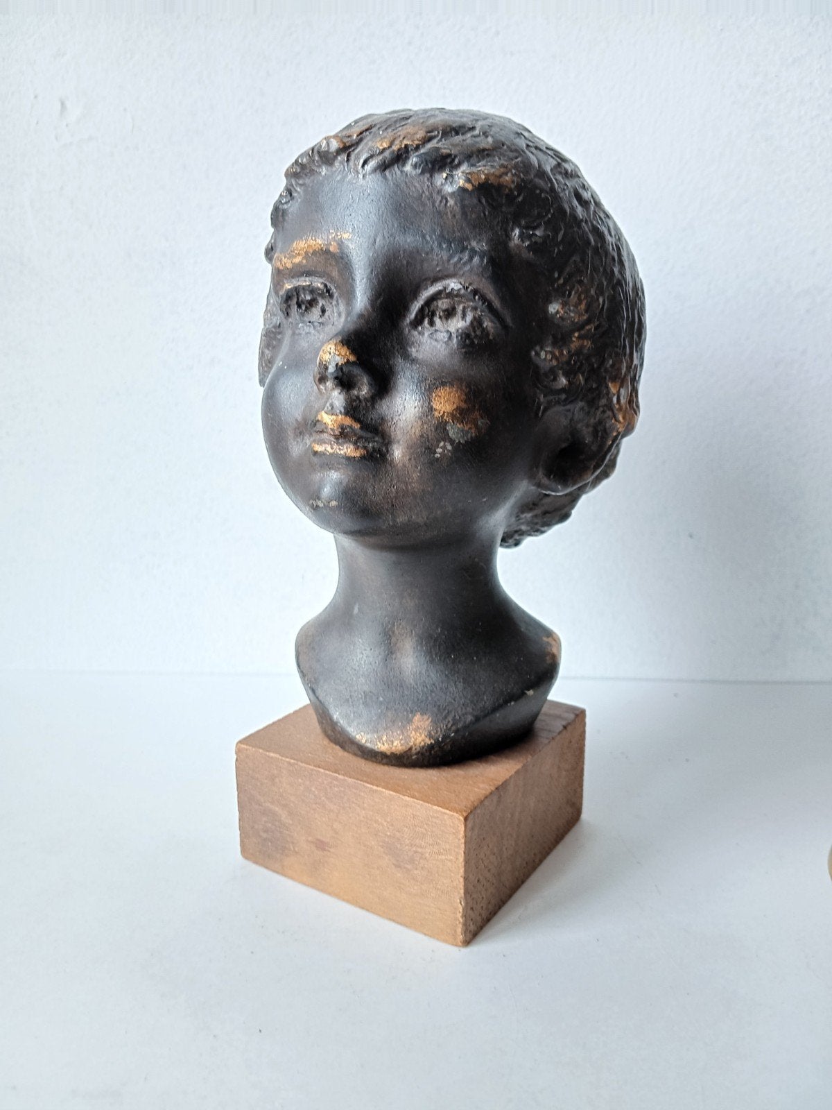 Kinderbuste gebroeders van Paridon, biscuit met goudpatina, Ophalen of Verzenden