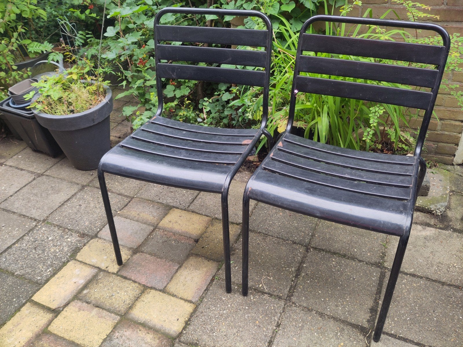 Gratis tuinstoelen. Ophalen in Deventer. 2 zwarte stoelen., Ophalen, Gebruikt, Metaal, Stapelbaar