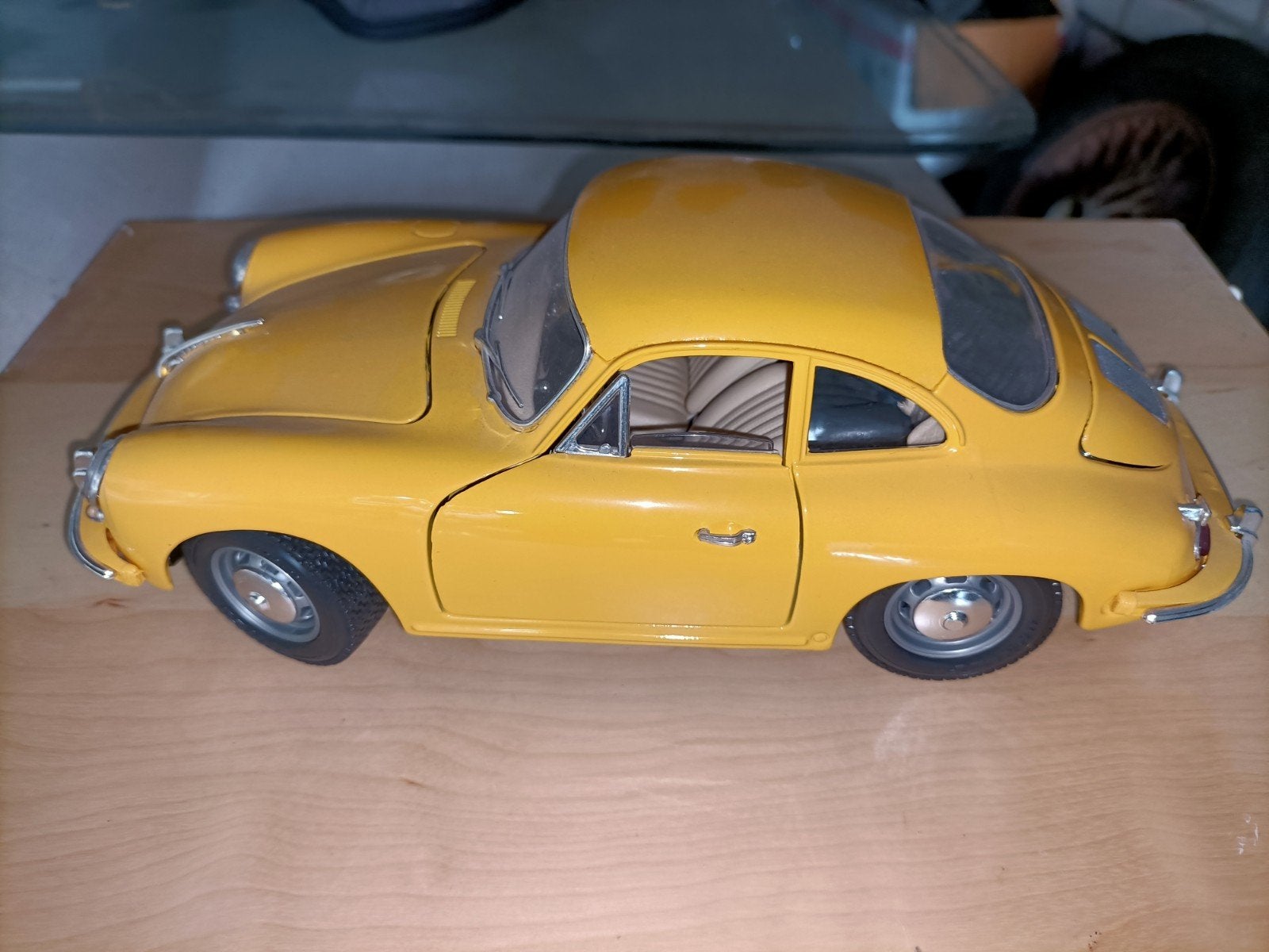 porsche 356 coupe geel 1/18, Hobby en Vrije tijd, Ophalen, Bburago