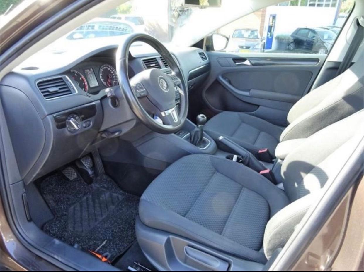 Foto 9 van Volkswagen Jetta 1.2TSI 77KW H6 2012 Bruin