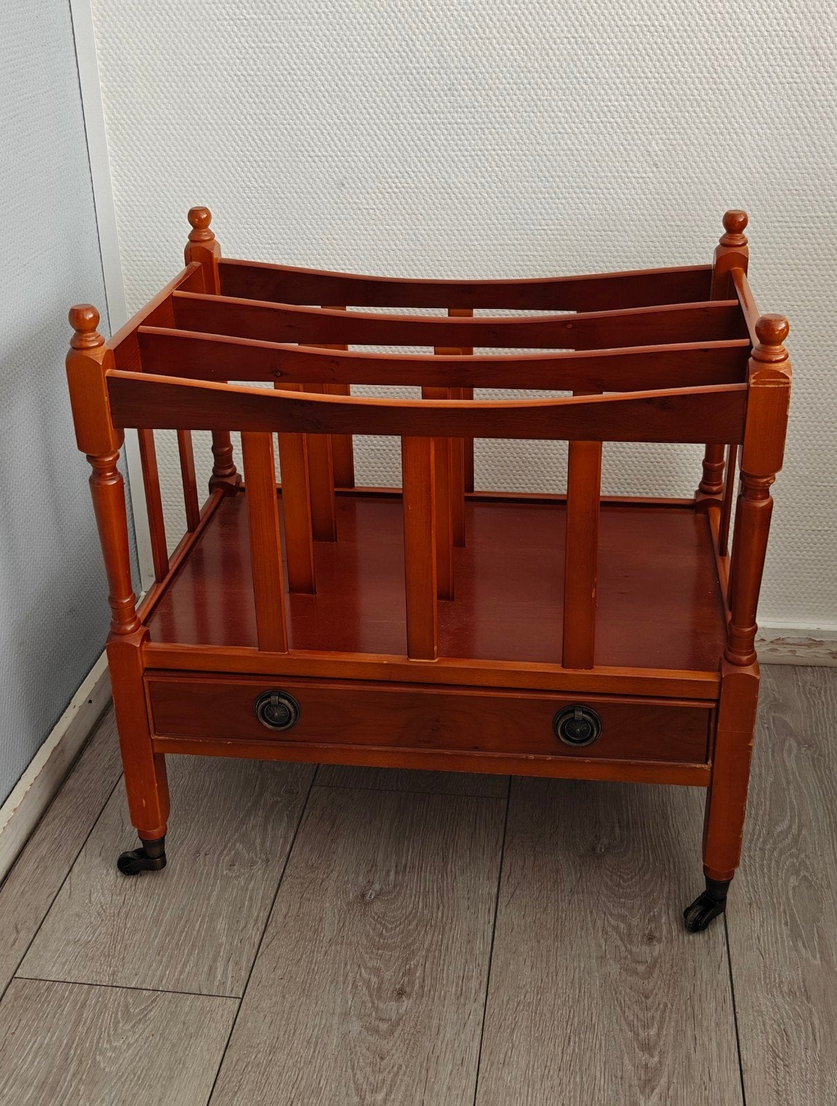 Vintage houten lectuurbak met lade en wieltjes, Op wieltjes, Ophalen, Gebruikt, Hout