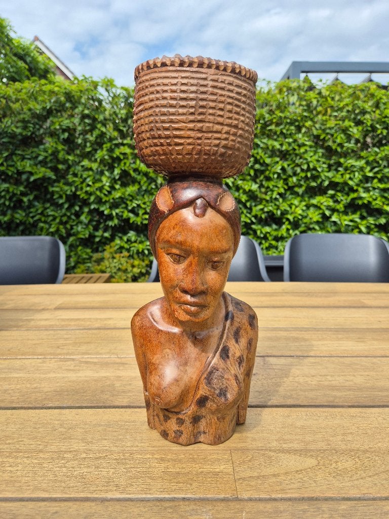 Houten buste van vrouw met mand op hoofd, Buste, Ophalen of Verzenden, 20 - 50 cm, Hout