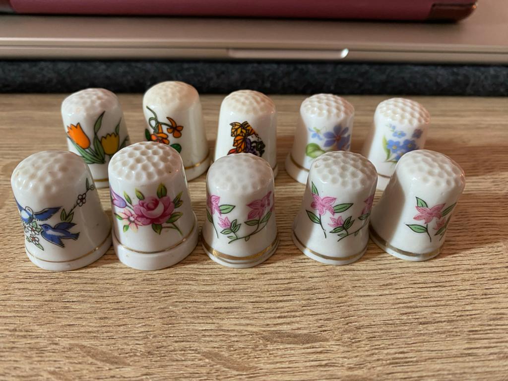 Set van 10 porseleinen vingerhoedjes met bloemmotief, Ophalen of Verzenden, Zo goed als nieuw, Porselein, Nederland