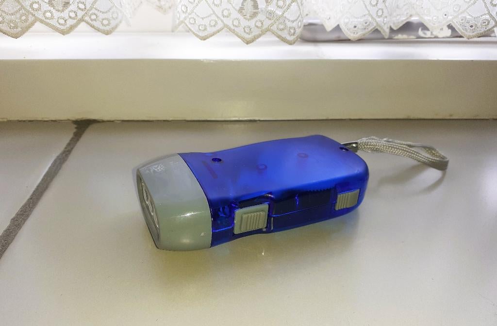 Zaklamp - moderne knijpkat, Ophalen of Verzenden, Nieuw, Batterij