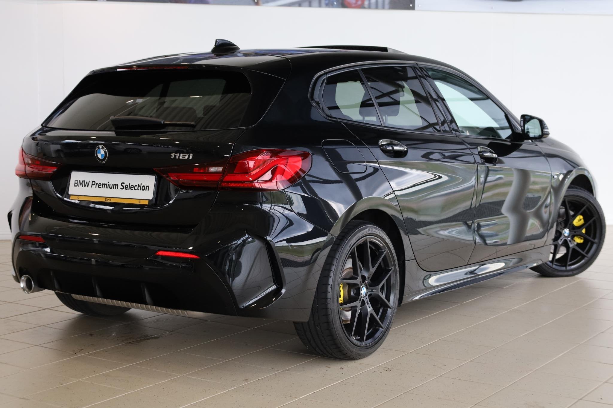 BMW 1 Serie 118i M Sport | Panoramadak Elektrisch | Getint G, Auto's, Gebruikt, Met garantie (alle), Zwart, Bedrijf