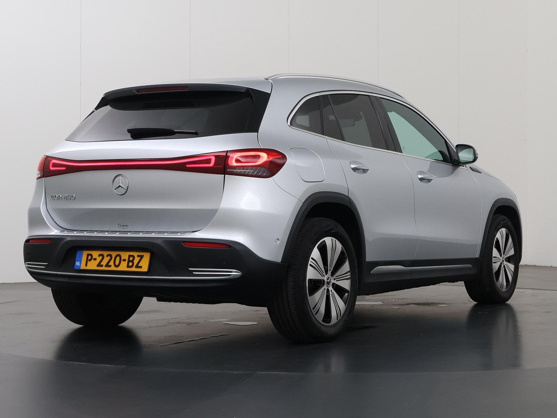 Mercedes-Benz EQA 250 Business Solution Luxury 67 kWh | Acht, Gebruikt, 190 pk, Geheel digitaal combi-instrument, 424 km
