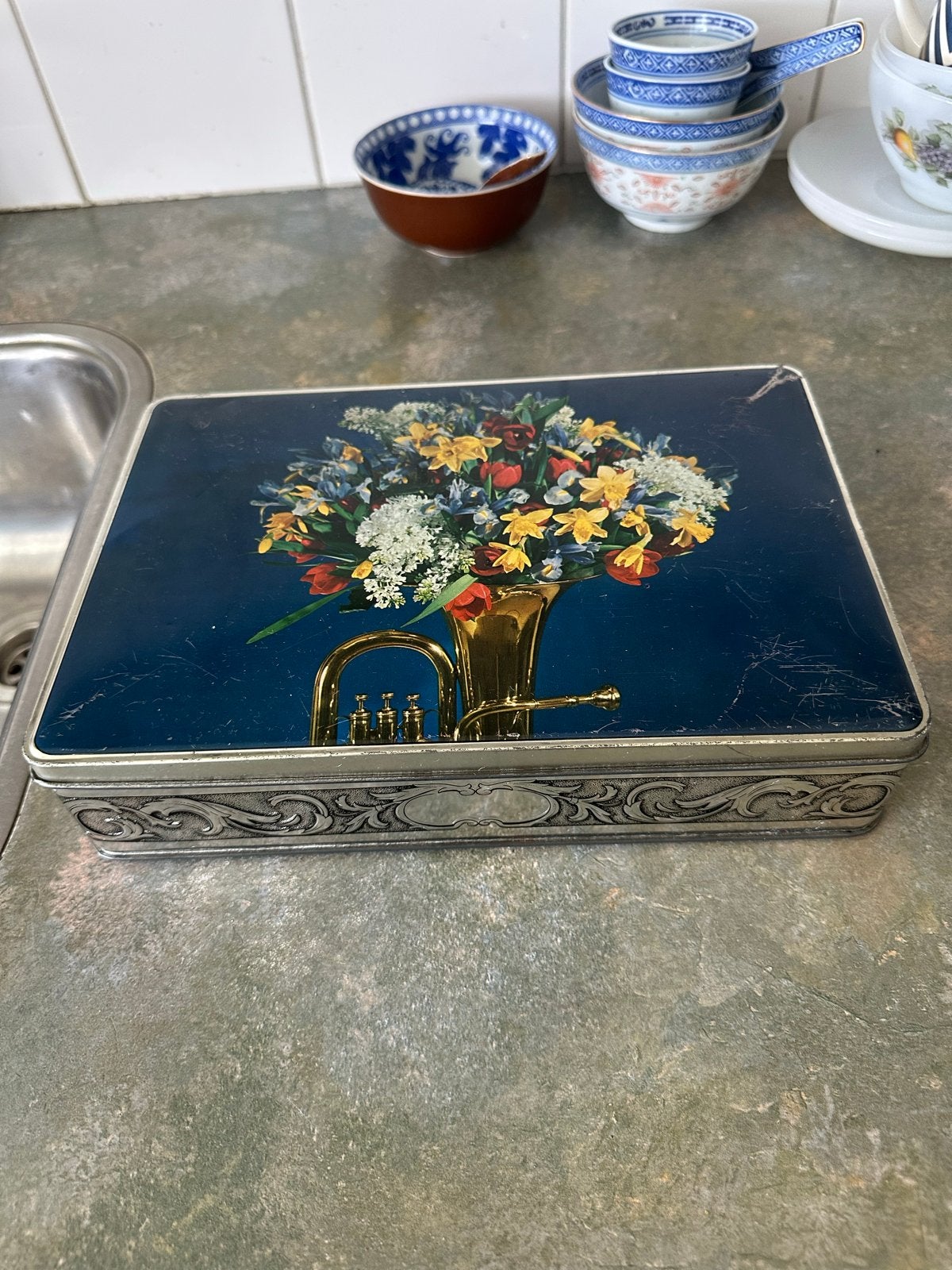 Vintage Patria koekblik met bloemen en trompet, Antiek en Kunst, Ophalen of Verzenden