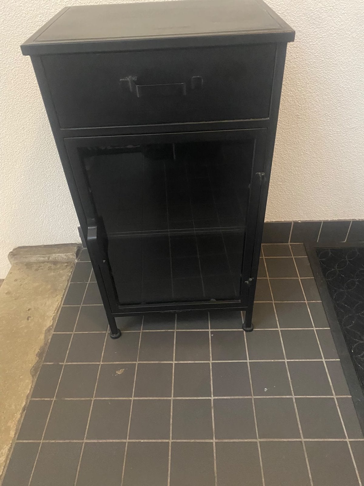 Zwart metalen kastje met lade en glazen deur, Ophalen, Gebruikt