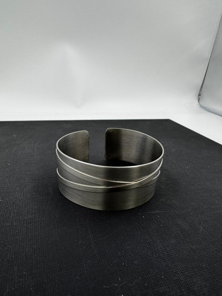 Brede minimalistische metalen cuff armband zilverkleurig, Sieraden, Tassen en Uiterlijk, Ophalen of Verzenden, Zo goed als nieuw