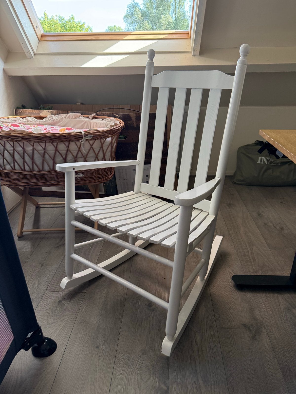 Witte schommelstoel, perfect voor babykamer of woonkamer, Huis en Inrichting, Stoelen, Ophalen, Wit, Zo goed als nieuw, Eén