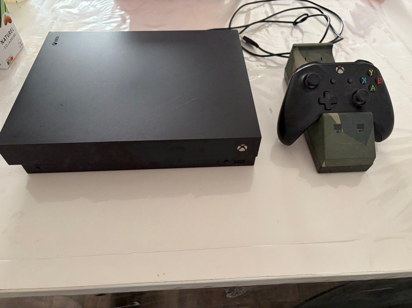 Xbox One X + Controller + controller oplader + FIFA 22, Ophalen, Gebruikt, 1 speler, Eén computer