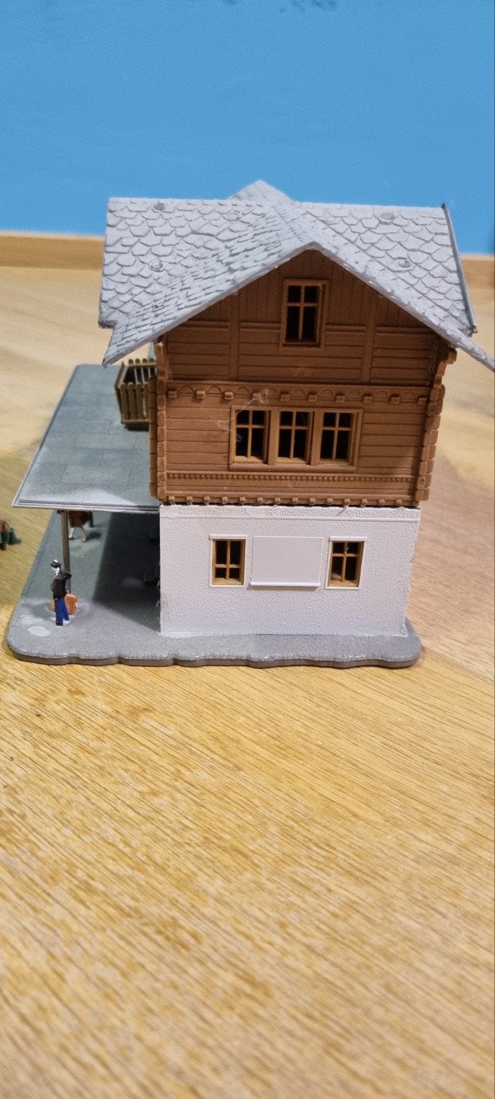 Groot H0 modeltreinstation met perron, Overige merken, Gebruikt, Gelijkstroom of Wisselstroom, Brug, Tunnel of Gebouw