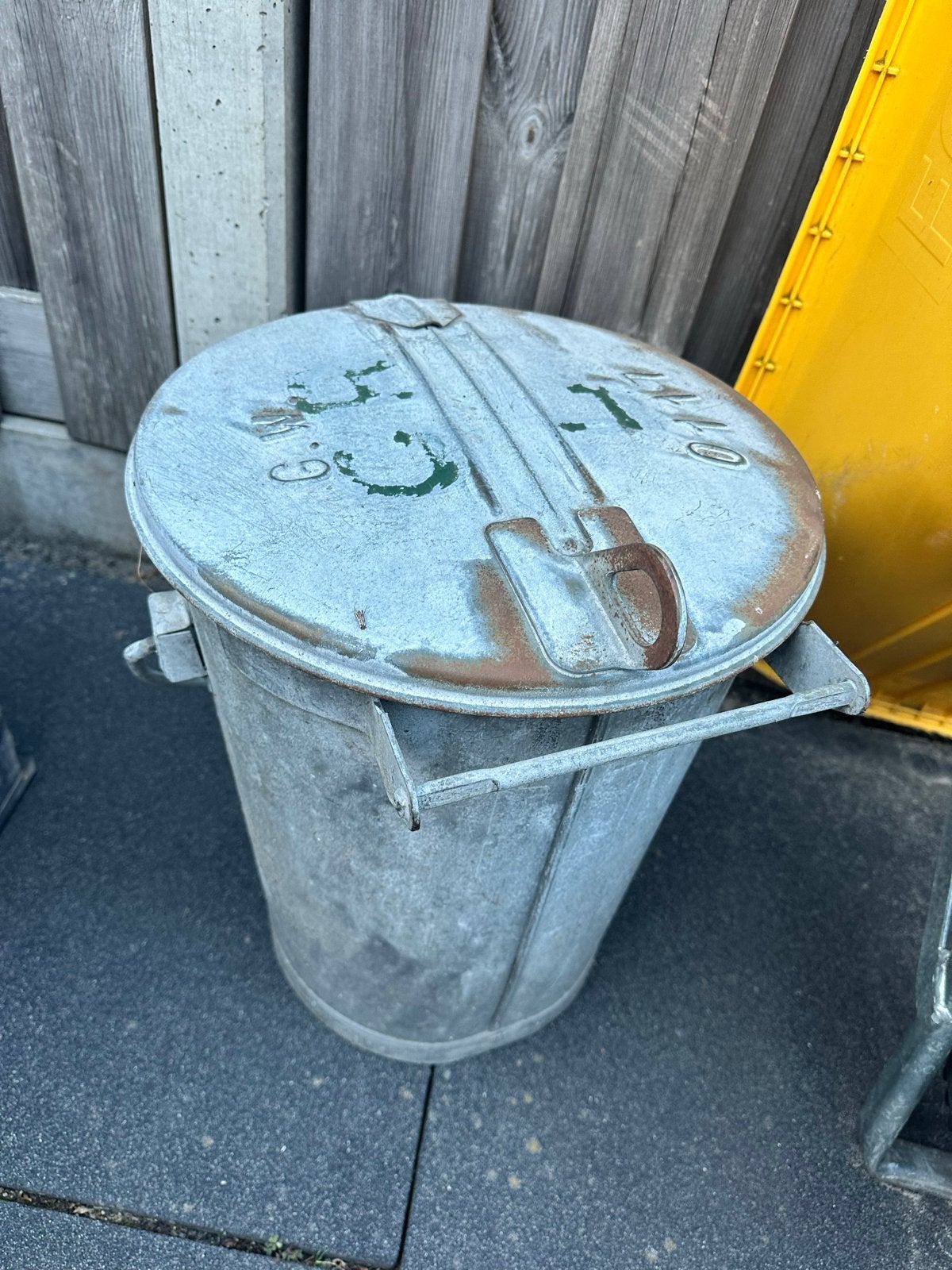 Oude metalen vuilnisbak met deksel, Huis en Inrichting, Ophalen, Gebruikt, 40 liter of meer, Metaal