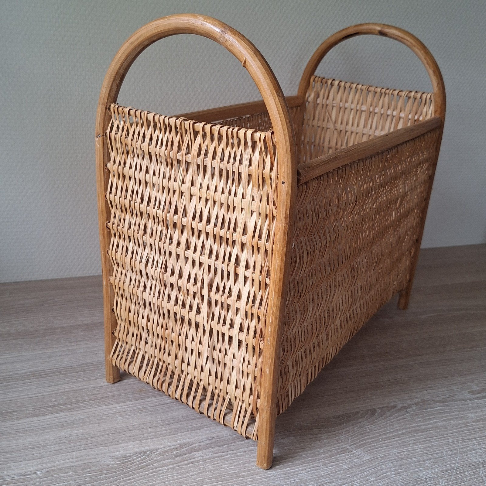 Vintage rieten rotan bamboe lectuur kranten tijdschrift mand, Krantenbak, Ophalen of Verzenden, Zo goed als nieuw