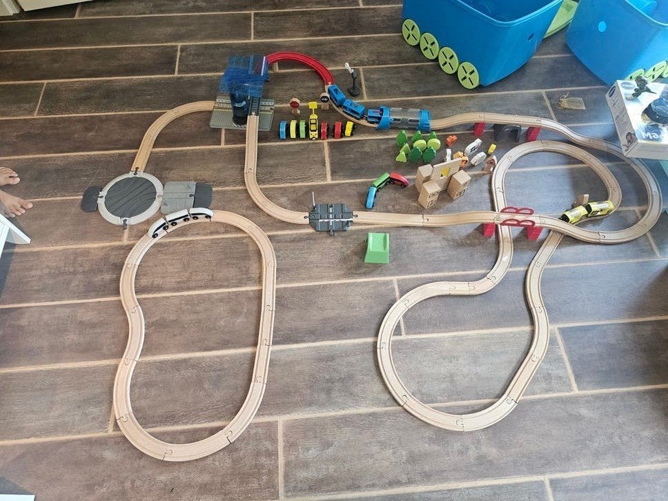 Zeer complete houten treinbaan met veel accessoires, Ophalen of Verzenden, Zo goed als nieuw, Duw- of Trekspeelgoed
