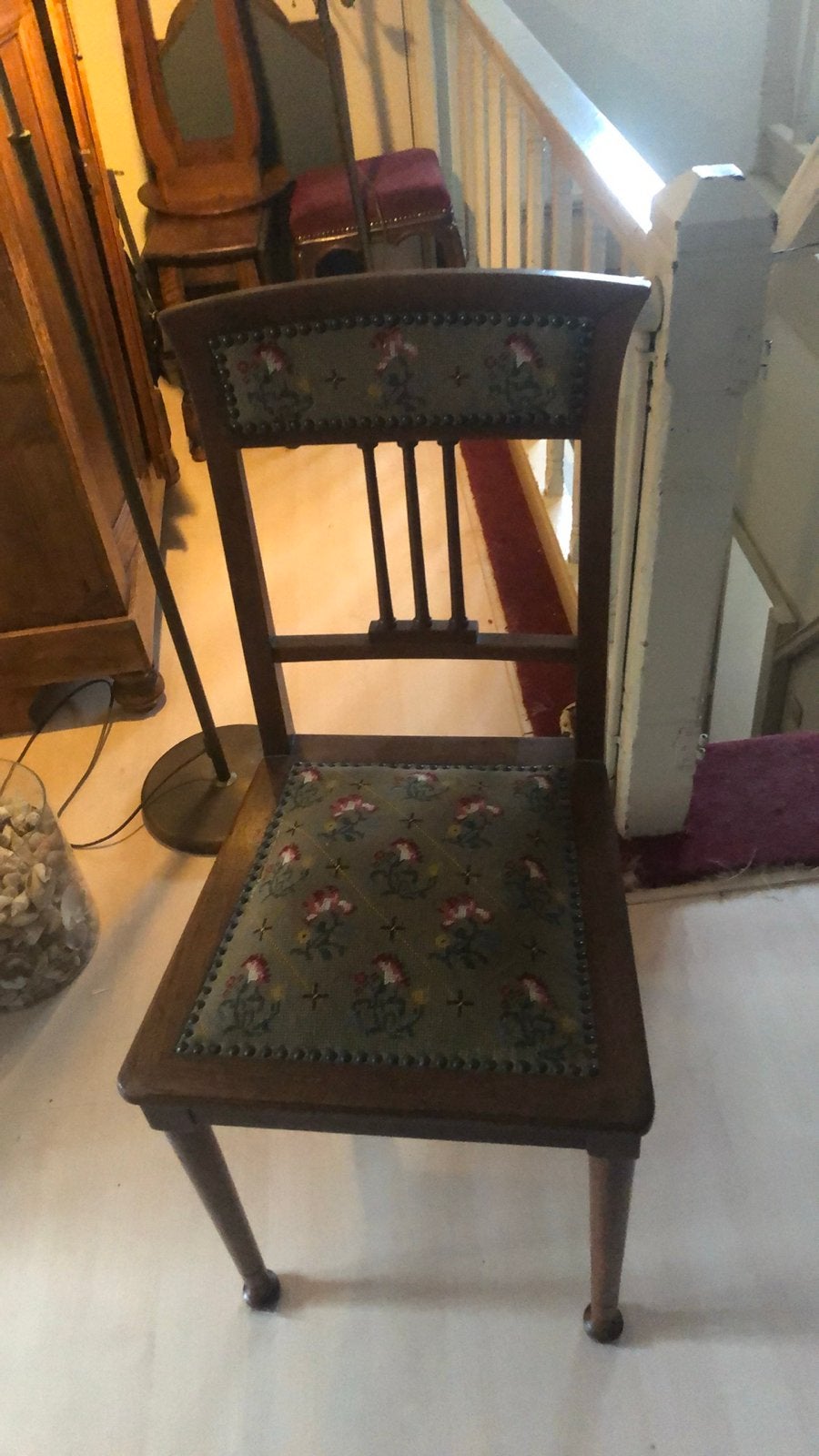 Antieke houten stoel met geborduurd zitvlak, Ophalen