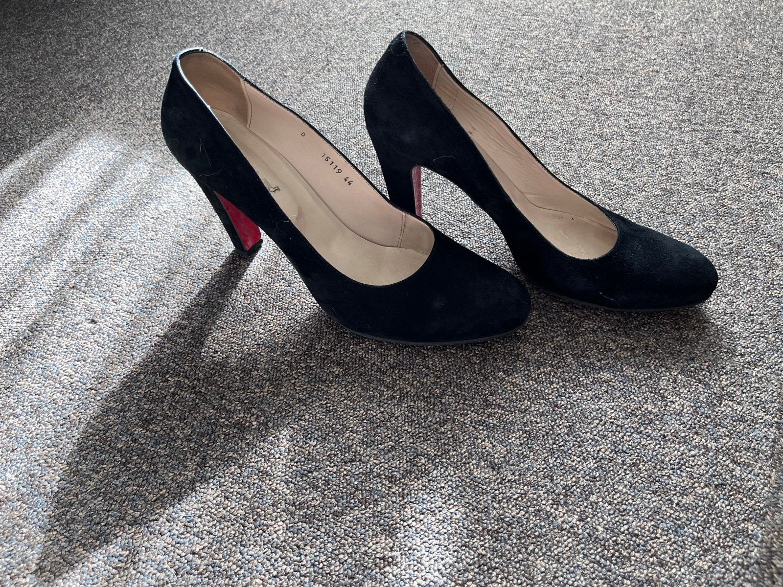 Zwarte suède pumps met rode zool - Maat 44, Kleding | Dames, Pumps, Verzenden, Zwart, Gedragen