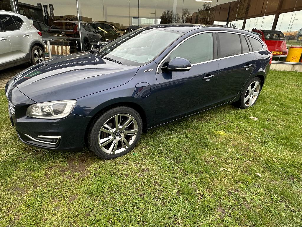 Volvo V60 D6 215pk AWD Plug-in Hybrid Summum 2015, Auto's, Automaat, 1849 kg, 1800 kg, Zwart