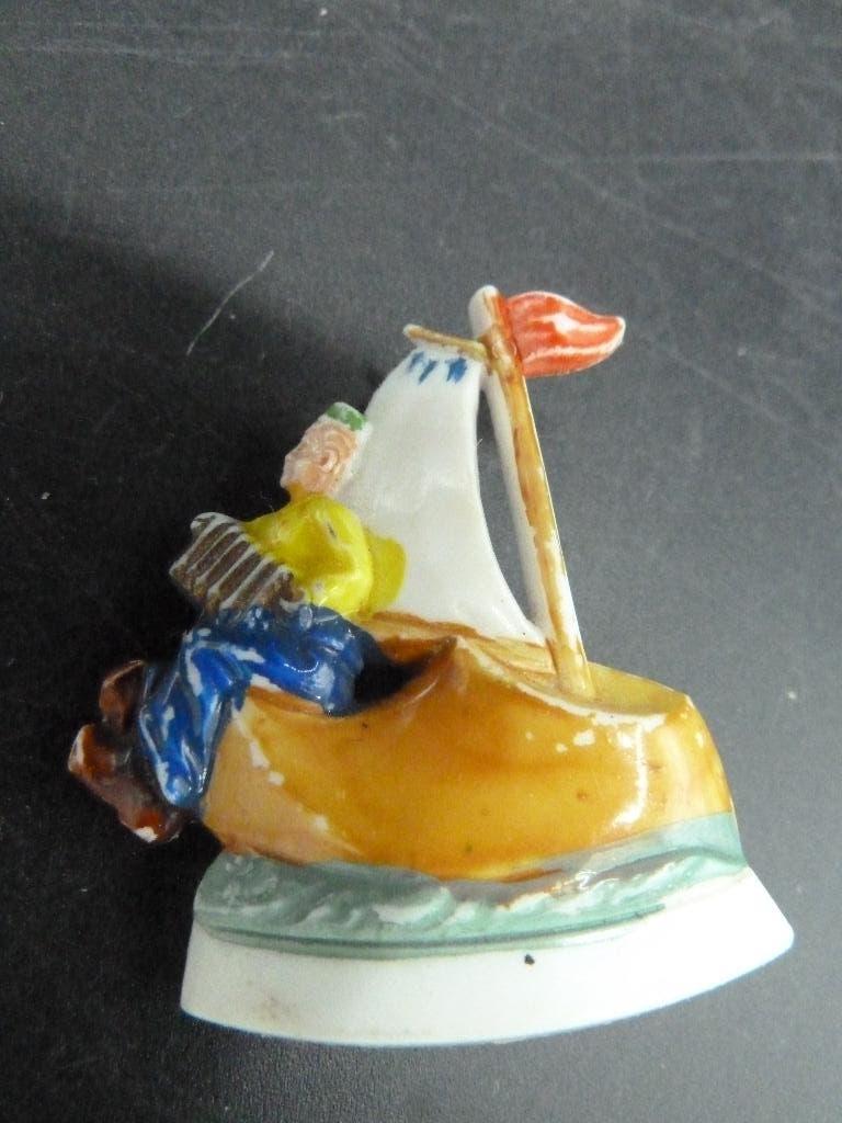 Vintage souvenir broche matroos met harmonica op zeilboot, Ophalen of Verzenden, Zo goed als nieuw, Overige materialen