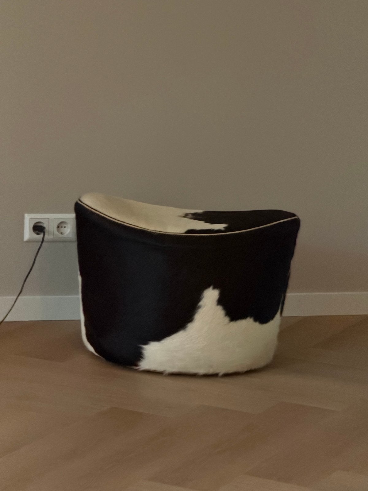 Stijlvolle poef van koeienhuid - Zwart/Wit, Minder dan 50 cm, Rond, Leer, Ophalen of Verzenden