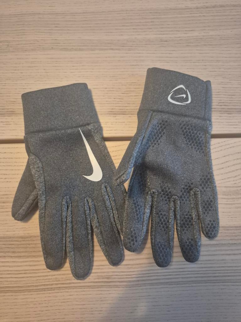 Grijze nike voetbalhandschoenen met grip voor ongeveer 8 jr, Kleding | Heren, Mutsen, Sjaals en Handschoenen, Ophalen of Verzenden
