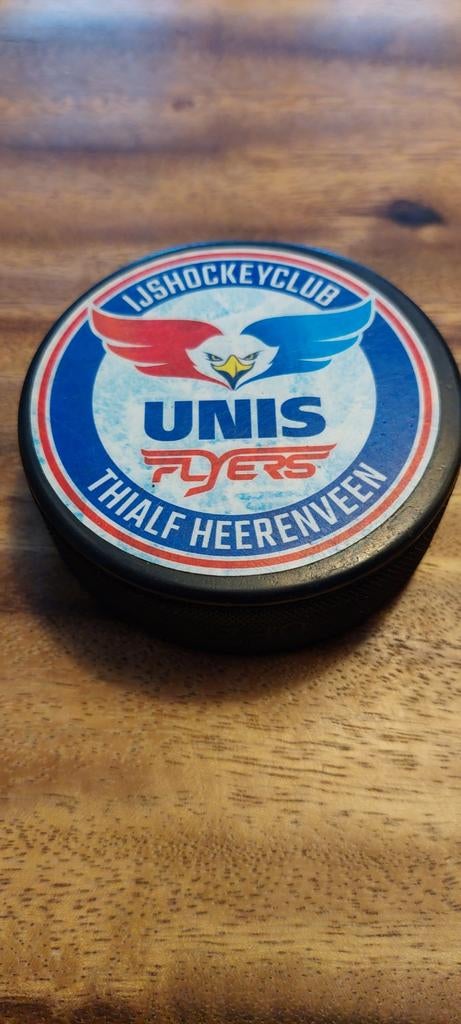 Officiële ijshockey puck. Unis Flyers Thialf Heerenveen., Sport en Fitness, Ophalen of Verzenden, Gebruikt, Puck
