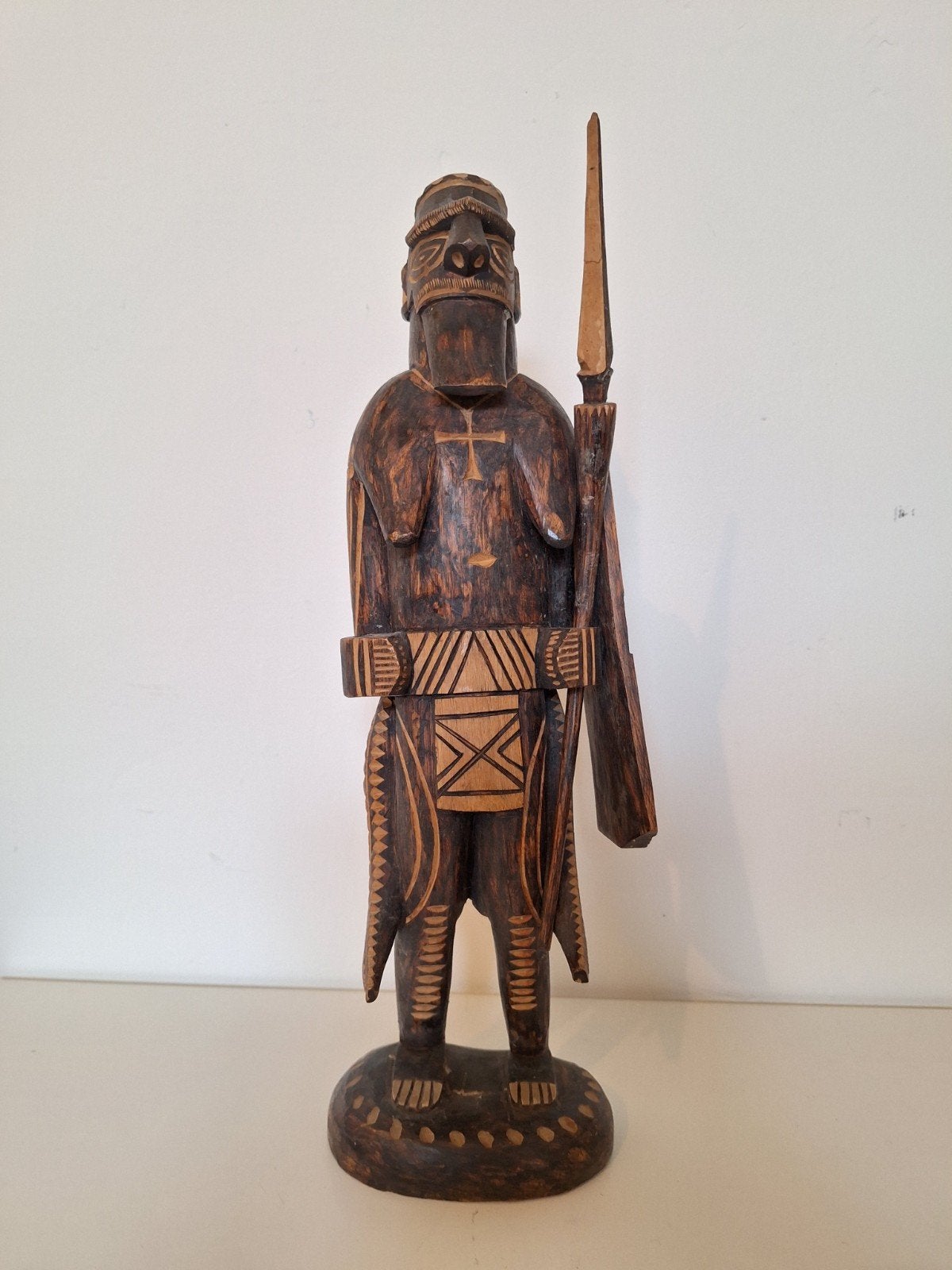 Houten Afrikaans beeld van krijger met speer en schild, Ophalen of Verzenden, Handgemaakt, 20 - 50 cm, Beeld