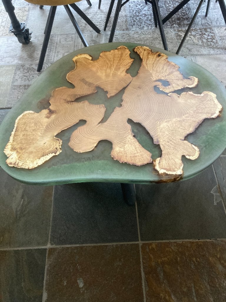 Boomstamtafel salontafel met epoxy., Ophalen of Verzenden, Nieuw, Rechthoekig, 50 tot 100 cm