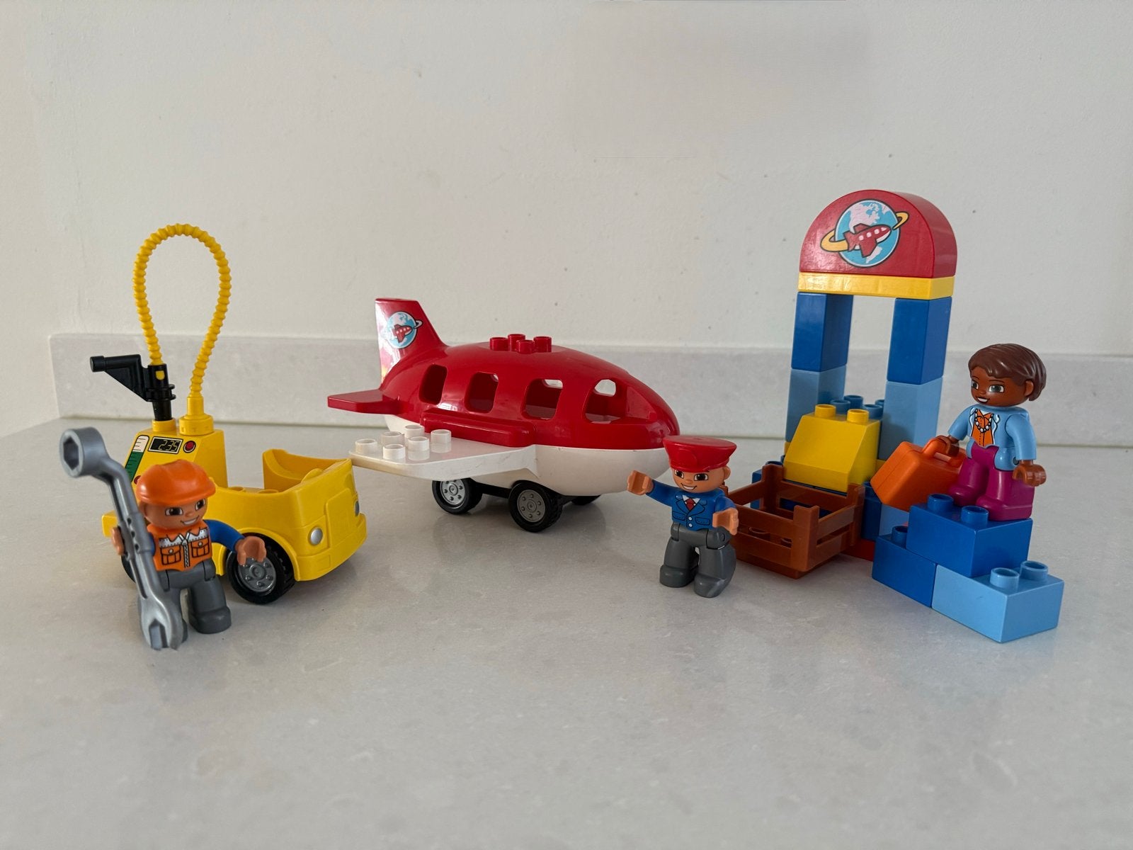 Lego Duplo Vliegveld #10590 - Compleet met vliegtuig en figu, Kinderen en Baby's, Gebruikt, Ophalen of Verzenden, Compleet, Duplo