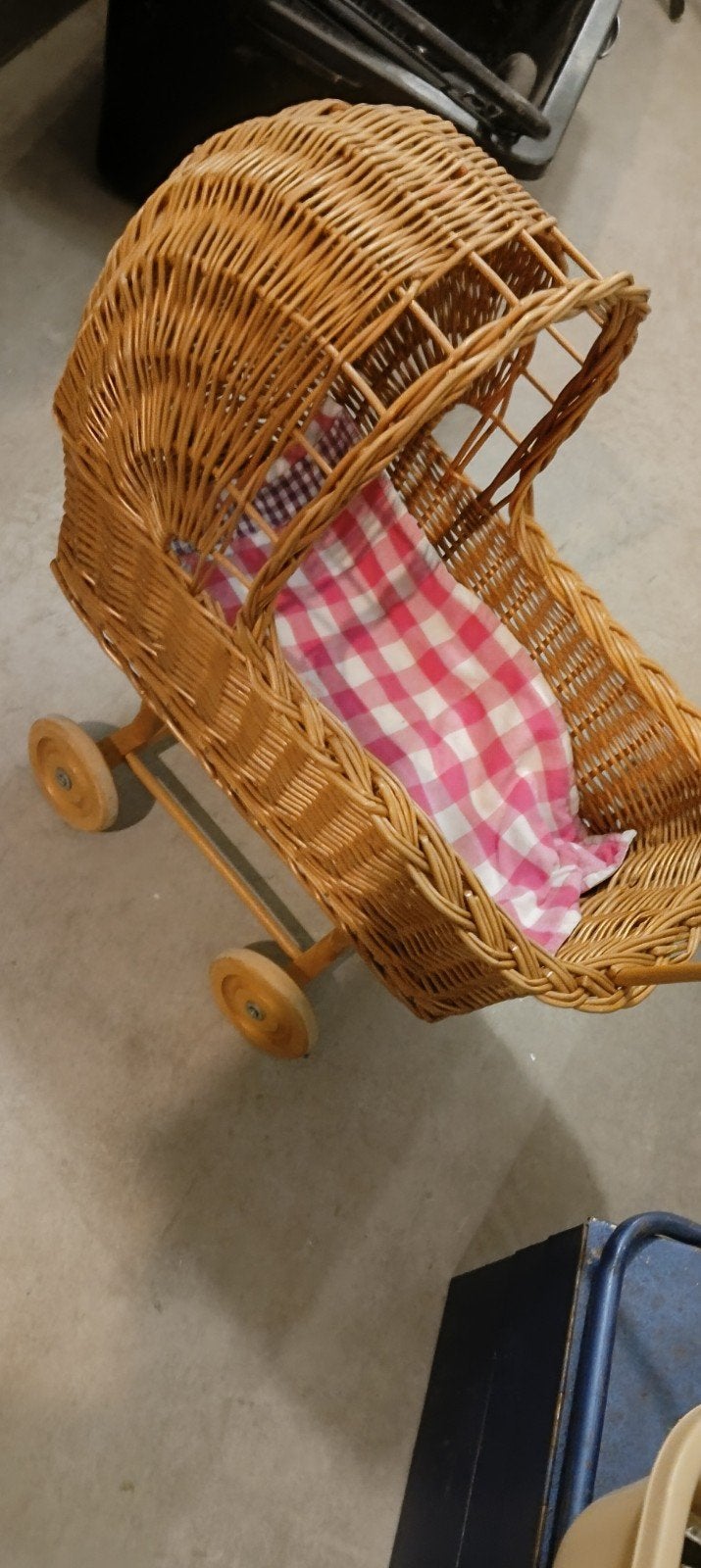 Vintage rieten poppenwagen met geruite bekleding, Ophalen of Verzenden