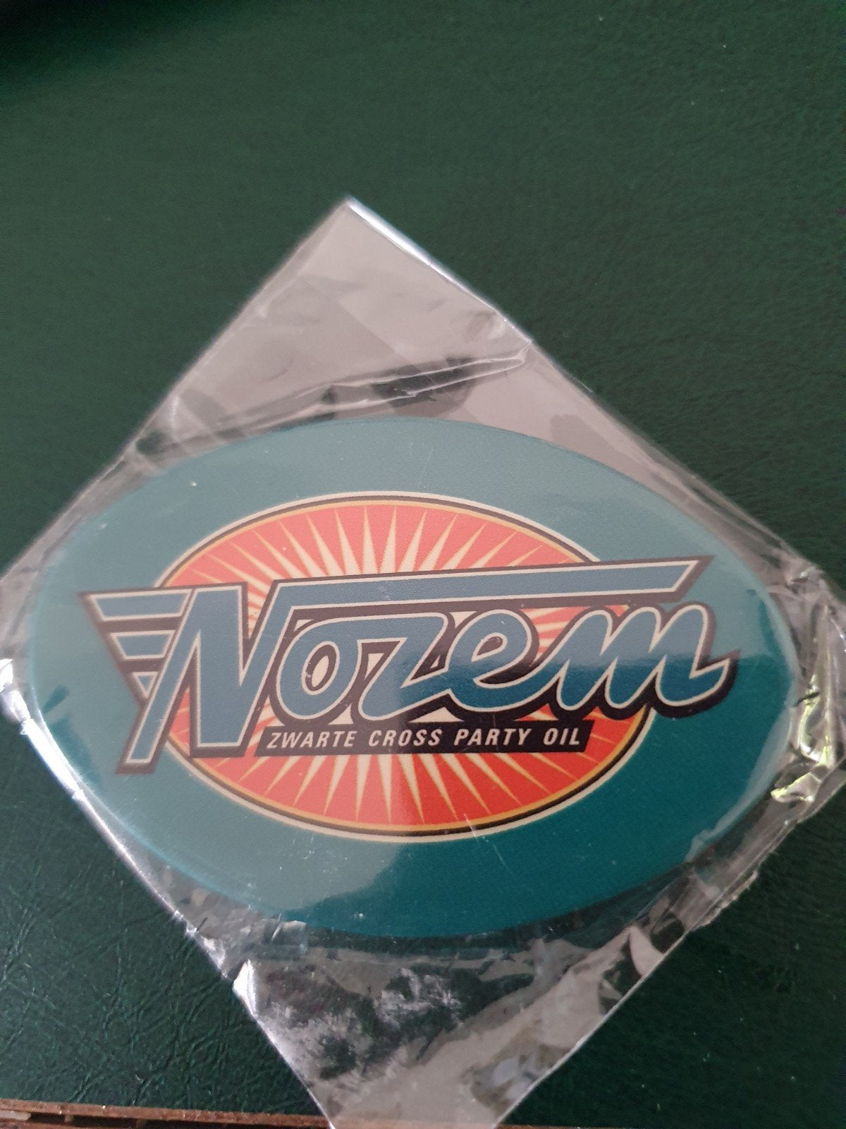Nozem Zwarte Cross Party Oil Speldje/Pin, Ophalen of Verzenden, Nieuw, Overige onderwerpen, Speldje of Pin