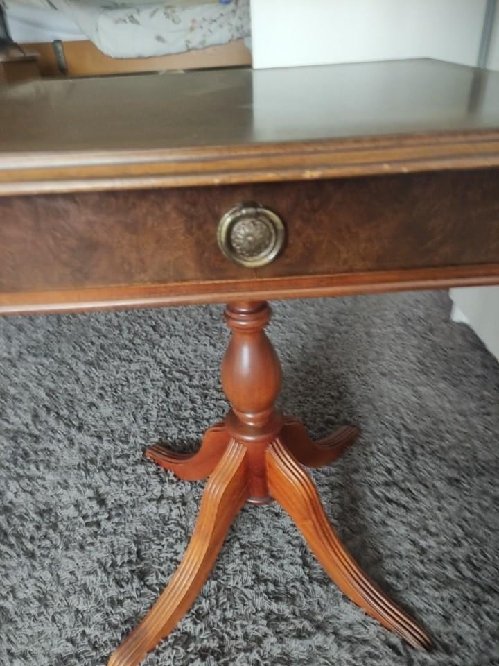 tafeltje notenhout met laatje, Ophalen, Minder dan 55 cm, Gebruikt, 60 cm of meer