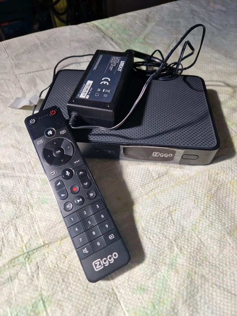 Ziggo Mediabox met afstandsbediening en adapter, Ophalen of Verzenden, Gebruikt, Decoder