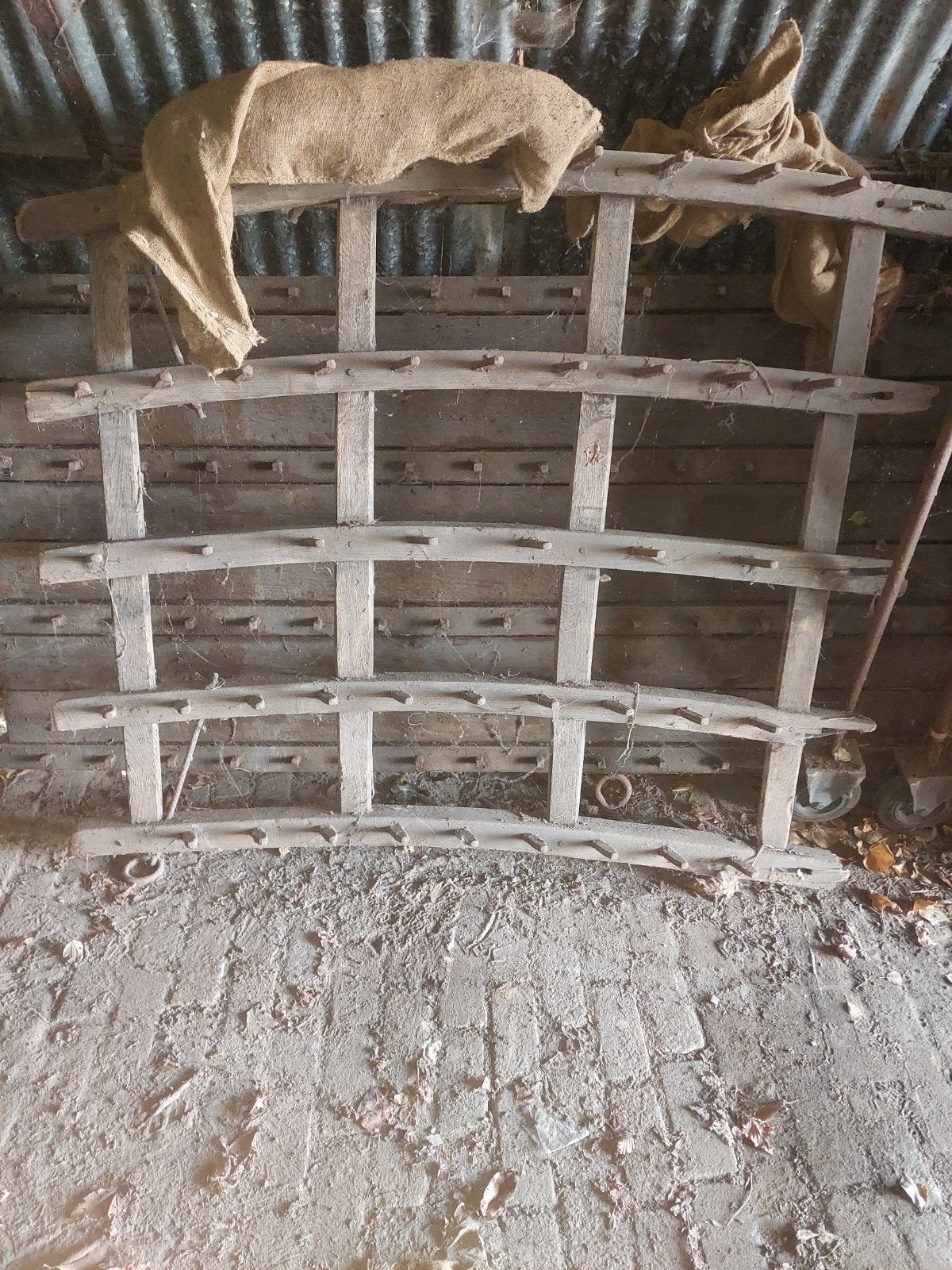 Oude paardeneg, antiek landbouwwerktuig, Ophalen