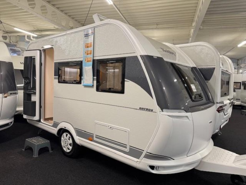 Hobby On Tour 390 SF 2026 + voorraam nu voor €23950, Caravans en Kamperen, Hobby, Bedrijf, Treinzit, 750 - 1000 kg