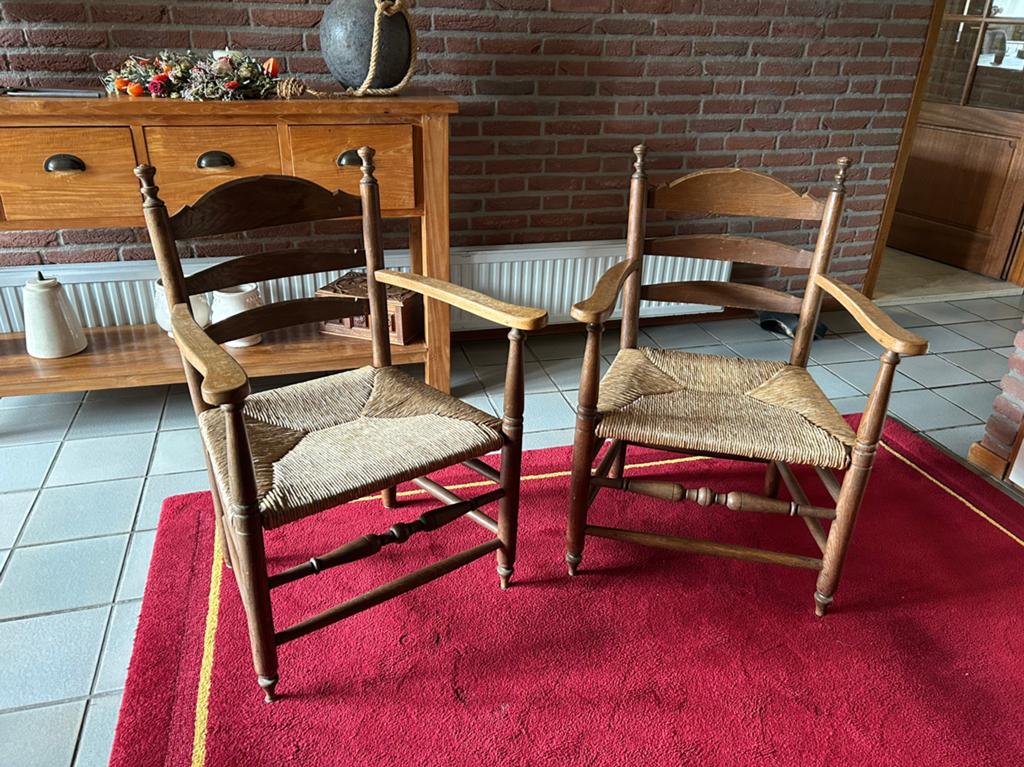 Twee eiken bijzetstoeltjes ( biezen mat ), Ophalen