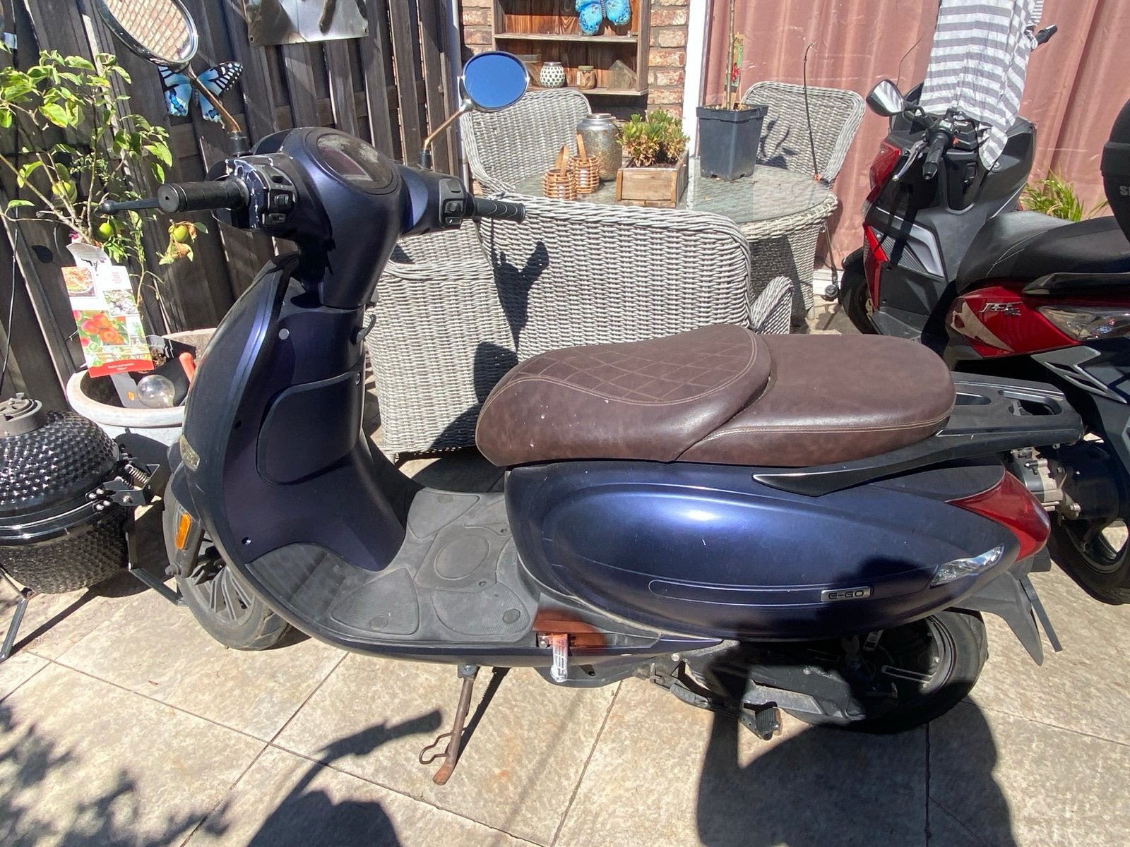 Blauwe elektrische scooter met bruin zadel, Fietsen en Brommers, Snorfietsen en Snorscooters, Gebruikt, Elektrisch, Ophalen, Overige merken