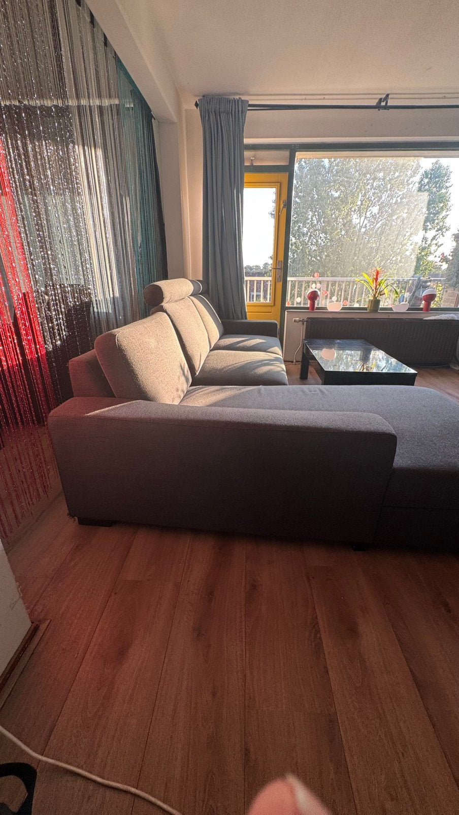 Driehoek bank met gratis mooie zwarte tafel, Huis en Inrichting, Ophalen, 250 tot 300 cm, Gebruikt, Hoekbank