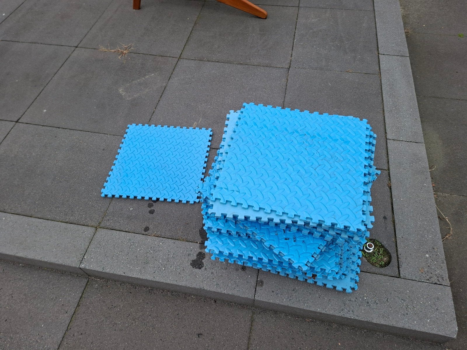 42 blauwe tegels 37,5x37,5 cm - ideaal voor onder zwembad, Tuin en Terras, Ophalen of Verzenden, Gebruikt, Vierkant, Overige typen