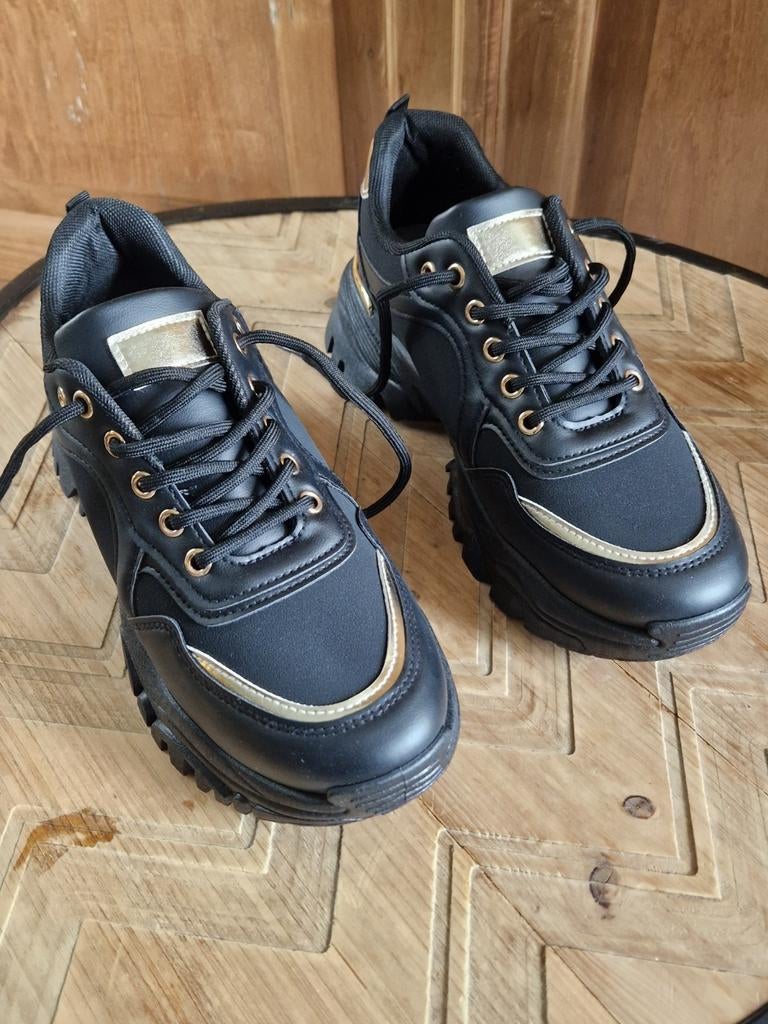 Zwarte chunky sneakers met goudkleurige details, Zwart, Nieuw, Ophalen of Verzenden, Sneakers of Gympen