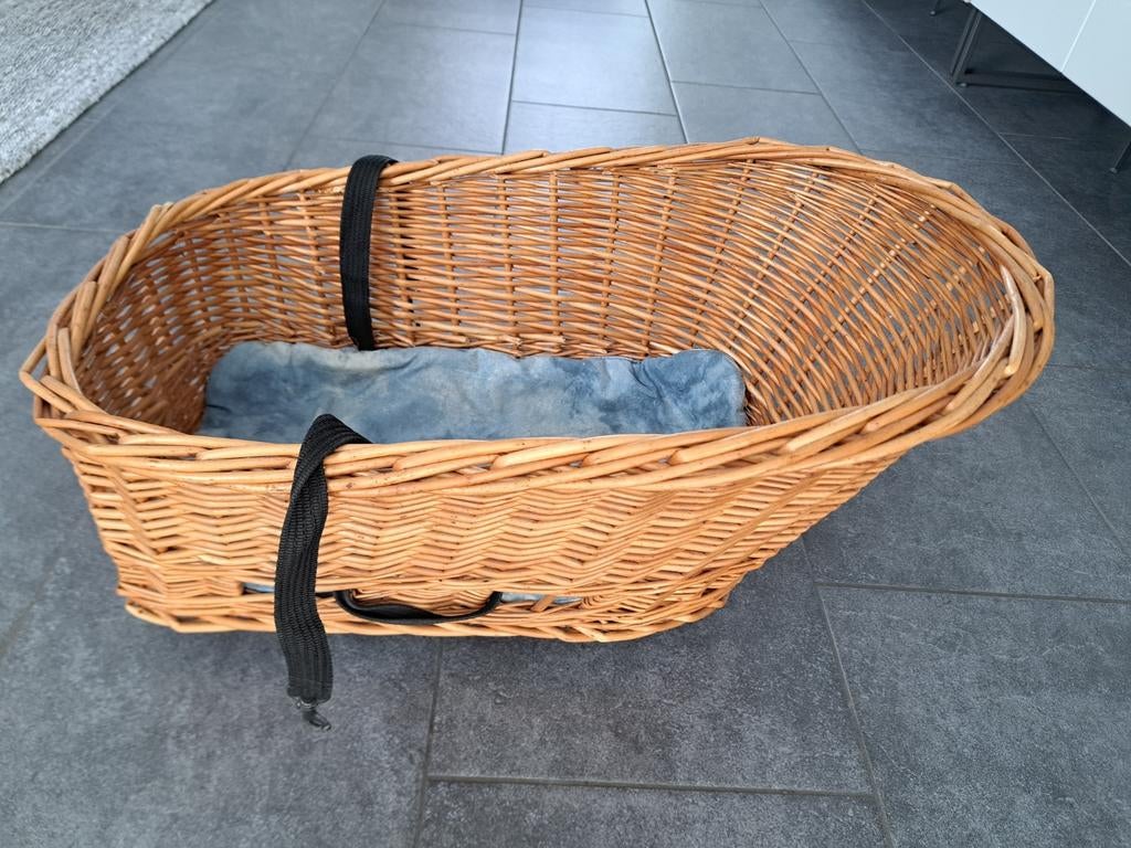 Gevlochten fietsmand met banden, Ophalen