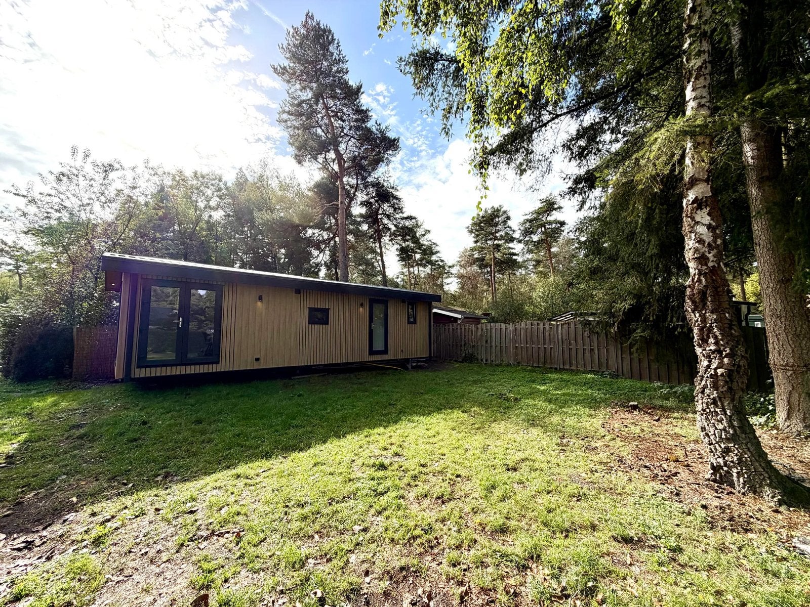 Volledig nieuw chalet op de Veluwe - Eigen grond - Hond, In bos, 2 slaapkamers, Afwasmachine, Recreatiepark