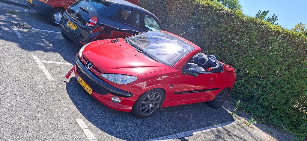 MOOISTE Peugeot 206CC 1.6 16V Rood VAN NL! CABRIO, Voorwielaandrijving, Elektrische ramen, Zwart, 4 cilinders