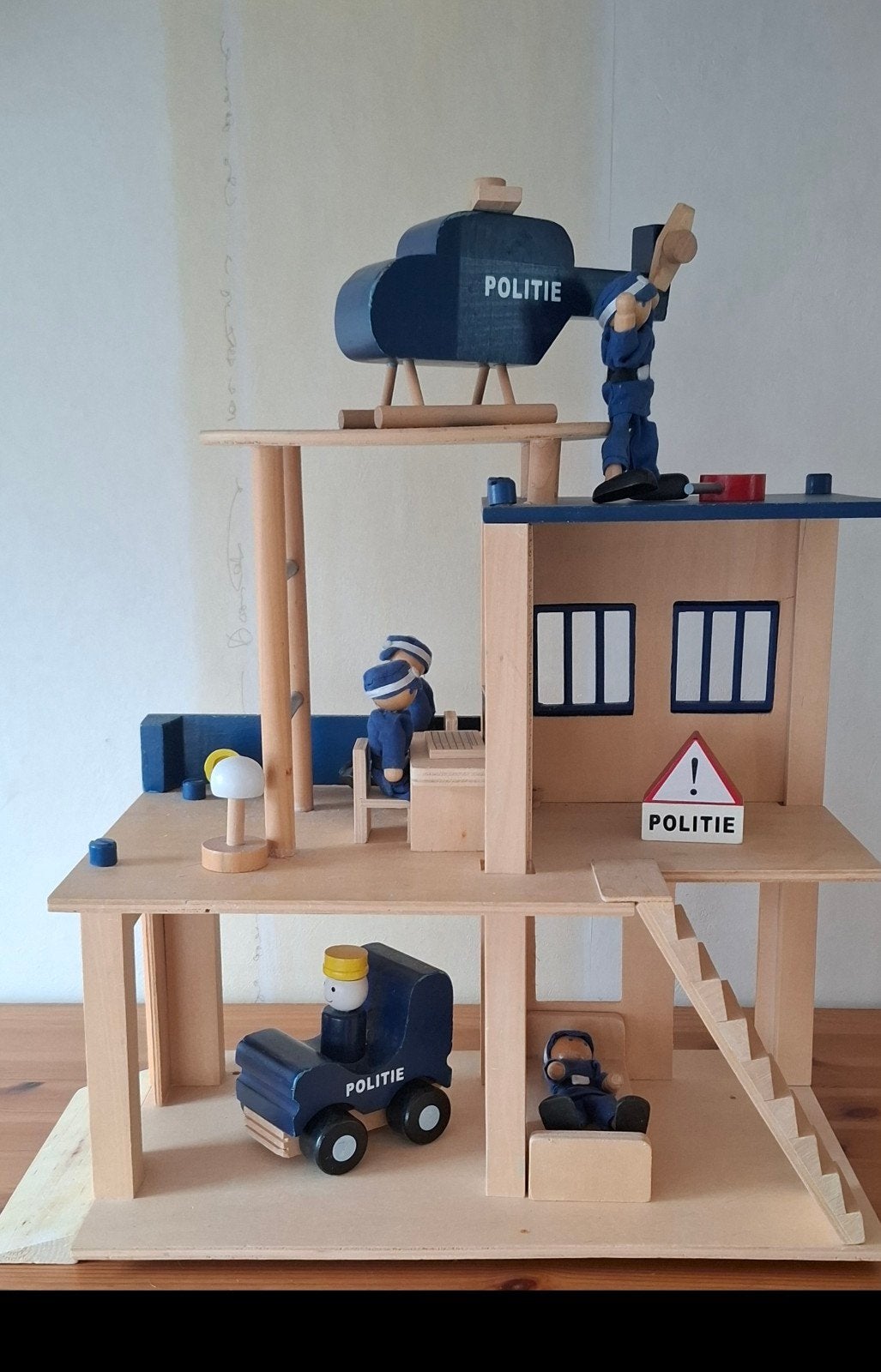Politiebureau hout, Ophalen, Gebruikt