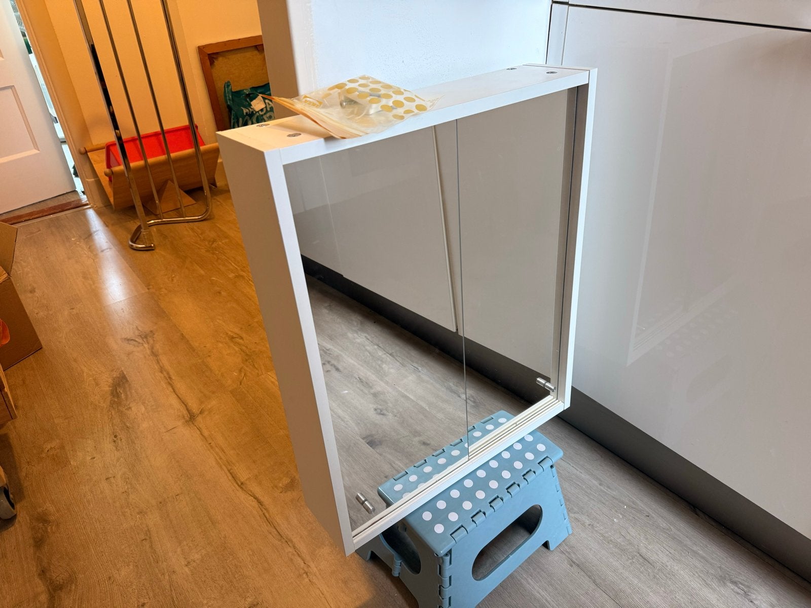 IKEA NYSJÖN Spiegelkast met 2 glazen planken, Huis en Inrichting, Badkamer | Badkamermeubels, Ophalen, Minder dan 50 cm, Spiegelkast