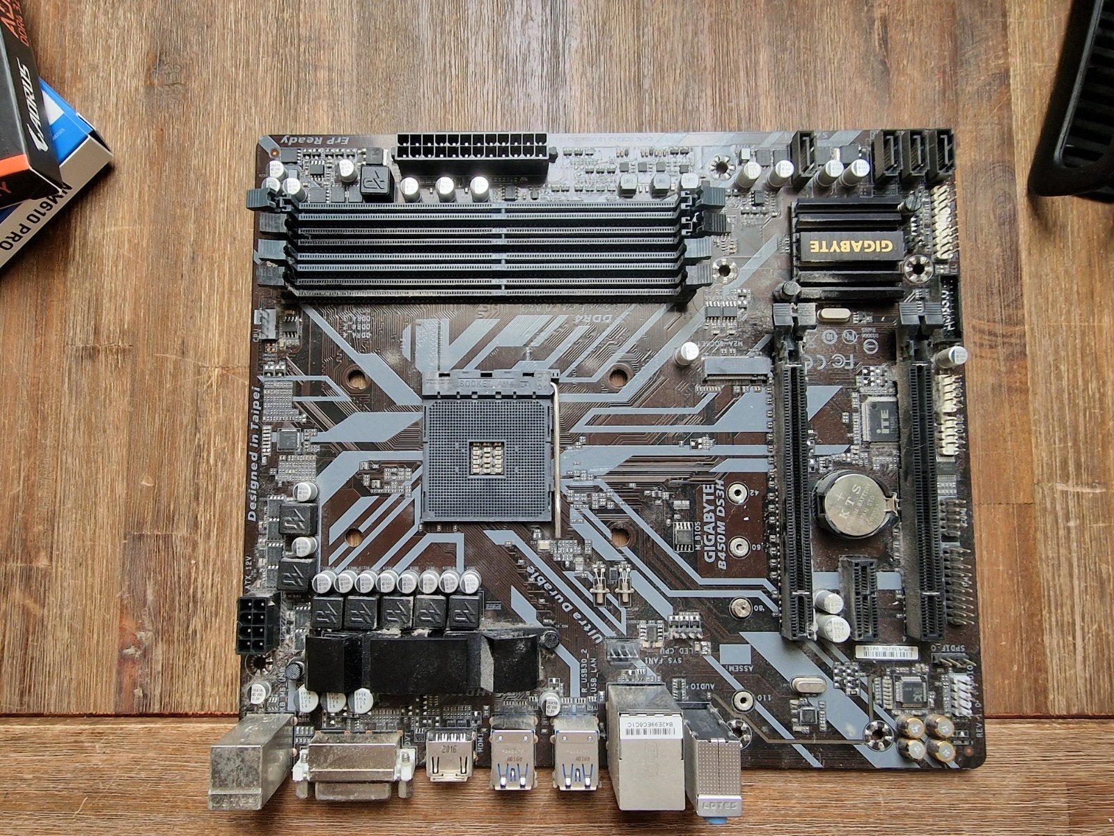 Gigabyte B450M DS3H moederbord - Zo goed als nieuw, Computers en Software, DDR4, AM4, Ophalen of Verzenden, Zo goed als nieuw