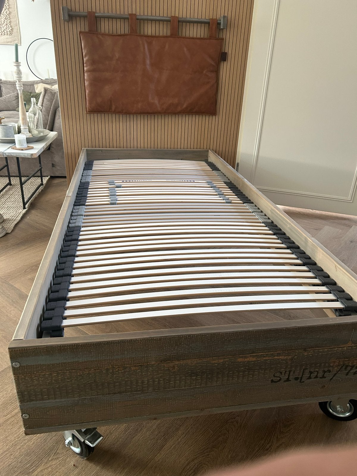 Jongensbed 200x90 met lederen hoofdbord en zwenkwielen, Huis en Inrichting, Ophalen, Gebruikt, 90 cm, Eenpersoons