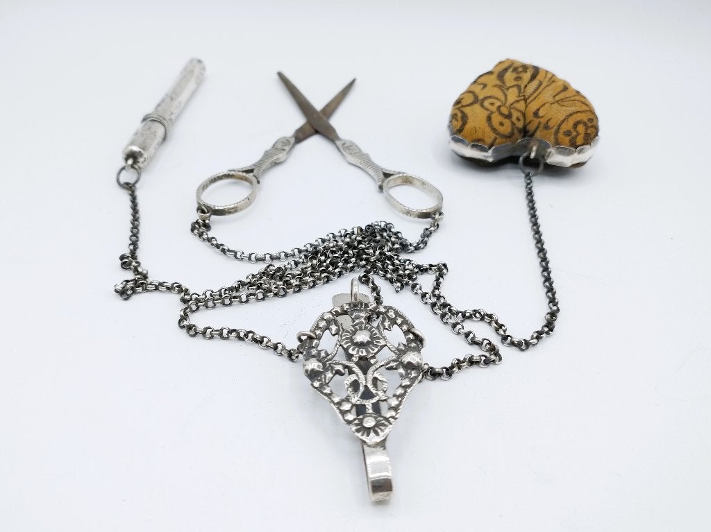 Zilveren chatelaine, L. van Gelderen, 1870, streeksieraden, Verzenden, Zilver, Overige typen