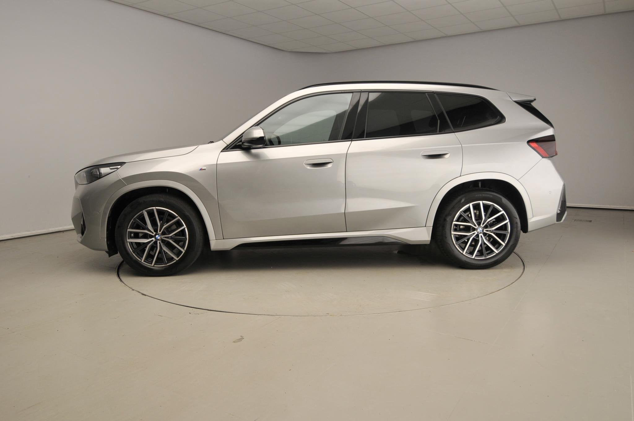 BMW X1 sDrive18i | M-Sportpakket | LED | HUD | Panoramadak |, Auto's, Dealer onderhouden, 136 pk, Gebruikt, Euro 6