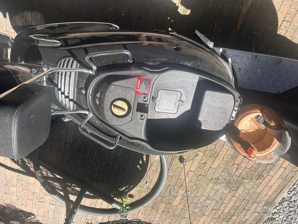 AGM Scooter met geel kenteken + 3 helmen (opknapper), Ophalen, Gebruikt, Maximaal 45 km/u